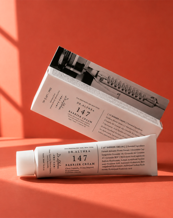 Crema ideal para PIELES SECAS de la categoría de hidratantes faciales para el tipo de tratamiento nutritivo y fortalecedor en la zona del rostro y cuello. Formulado con Complejo de Ceramidas, Azuleno y Extracto de Centella Asiática, ofrece el beneficio visible de una piel calmada, elástica y protegida contra agresores externos de forma inmediata y duradera. Diseñada para todo tipo de piel, especialmente pieles secas, deshidratadas o con la barrera cutánea comprometida. Detalles del Producto Tipo de piel: Seca, muy seca y sensible (apta para todo tipo de piel que presente deshidratación).