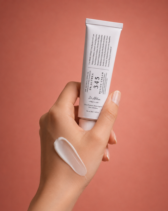 Crema gel de la categoría de hidratantes faciales para el tipo de tratamiento reparador y calmante en la zona del rostro y cuello. Formulado con Pantenol (Vitamina B5), Extracto de Centella Asiática y Resveratrol, ofrece el beneficio visible de una piel regenerada, sin rojeces y profundamente hidratada de forma inmediata y progresiva. Diseñada para todo tipo de piel, especialmente pieles sensibles, reactivas o con tendencia al acné.