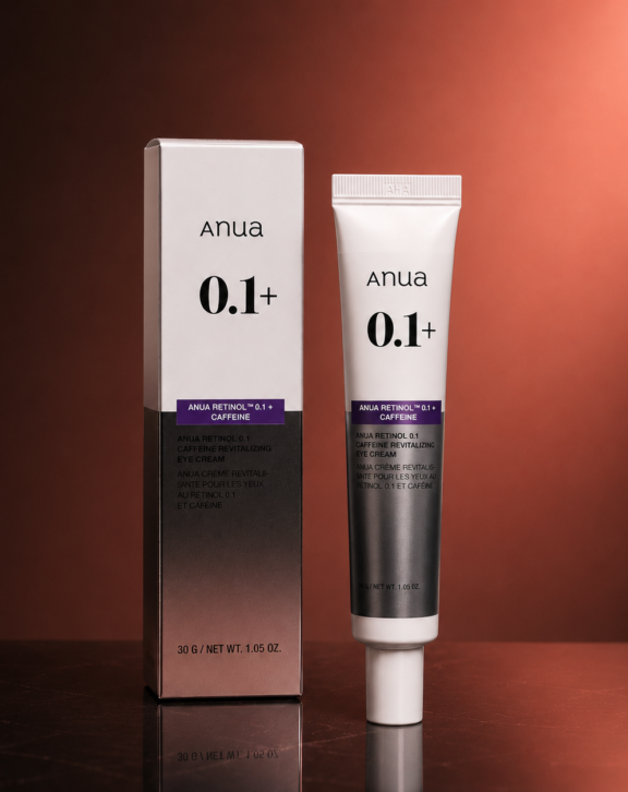 Esta crema para ojos revitaliza la piel y proporciona un cuidado multibeneficio para una tez más luminosa. Enriquecida con ceramidas y ácido hialurónico, su fórmula ligera hidrata profundamente el contorno de ojos, ayudándote a olvidarte de la mirada insomne.