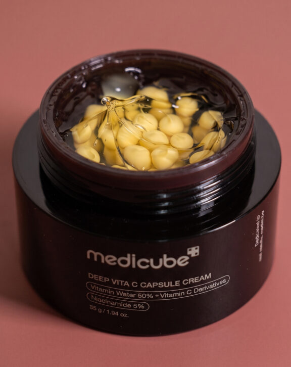 Crema de doble textura que combate el tono desigual y las manchas, dejando la piel luminosa y uniforme. Combina cápsulas vitamínica de espino amarillo, niacinamida y vitamina C. Su fórmula personalizable e innovadora permite una absorción eficaz y suave. Maximizando los resultados sin irritación. Fórmula personalizable según tipo de piel. -Viral en redes por su diseño “capsule pop” y resultados inmediatos estilo glass skin. -Recomendado por celebridades como Meghan Markle, Kylie Jenner y Hailey Bieber.