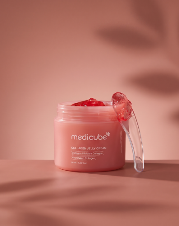 Una crema tipo jelly transparente que hidrata profundamente, aporta firmeza y un acabado radiante al instante. Su fórmula ligera y refrescante combina colágeno de bajo peso molecular con niacinamida para cuidar tanto la textura como la elasticidad de la piel. Formulada para brindar efectos anti-edad, realzar los contornos faciales, promover firmeza y lograr un cutis liso y luminoso con el efecto “Korean Glass Glow”