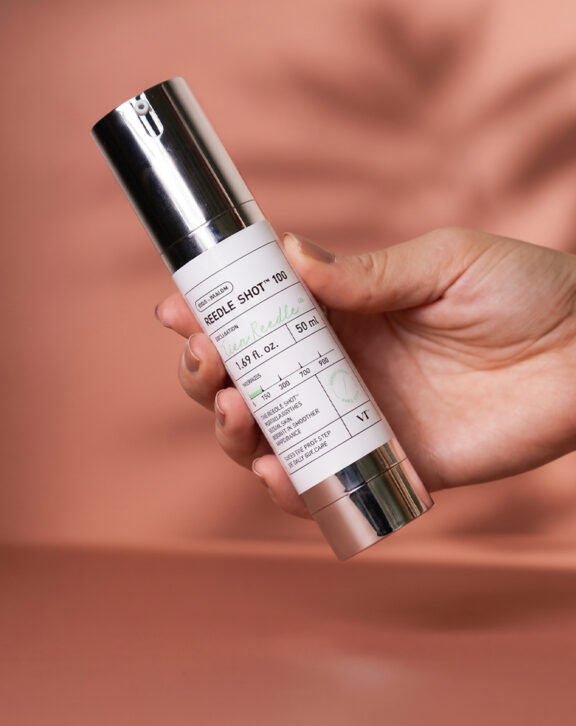 Este potente serum de intensidad 100 retexturizante contiene Cica Reedle, micropartículas 14 veces más finas que los poros, que estimulan delicadamente la piel para maximizar la absorción de los activos. Su sinergia con Centella Asiática, Triple Ácido Hialurónico, Centella 4X Complex y Extracto de Propóleo Verde logra una potente acción descongestiva e hidratante. Es ideal para quienes buscan lograr una textura suave y un "glass skin" radiante.