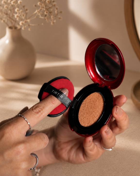 ¿Buscás una base de maquillaje que te acompañe durante todo el día, brindando cobertura impecable y un acabado natural? Descubrí la TIRTIR Mask Fit Red Cushion Mini 4.5g, la revolución en bases tipo cushion para un rostro radiante, uniforme y protegido.