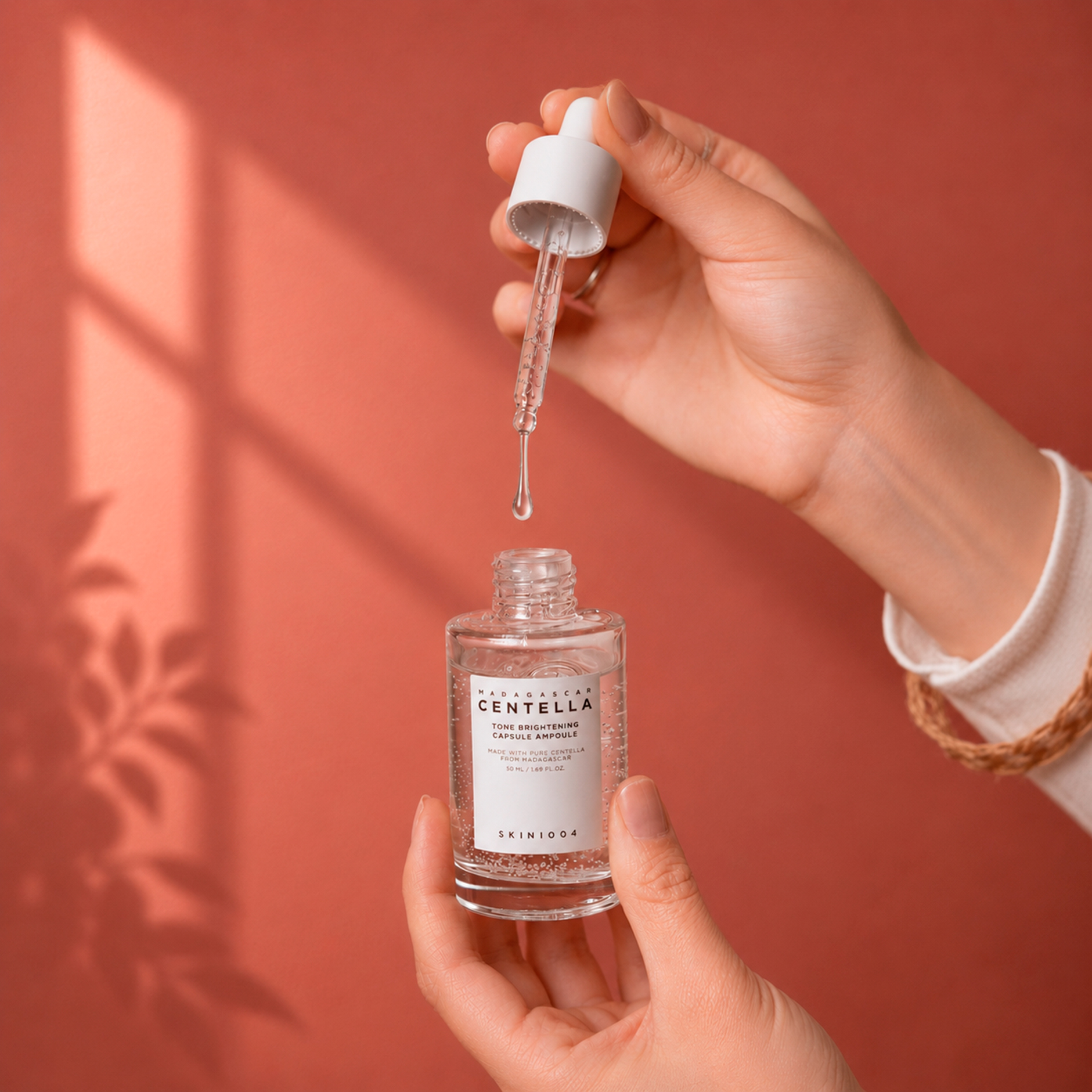 SKIN1004 CENTELLA TONE BRIGHTENING CAPSULE AMPOULE 50ml | Serum Facial Aclarador - Pieles con Manchas - Imagen 2