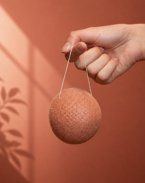 La fina Arcilla Rosa Francesa es una mezcla de arcilla roja y blanca. Se trata de minerales naturales, ricos en óxido de hierro y sílice que suavizan hasta la piel más áspera y seca, promoviendo la circulación, ayudando a reparar el tejido conectivo. Brinda un efecto de suavidad y vitalidad, ayudando a promover la elasticidad y frescura de la piel. Excelente POST-SOLAR, perfecta para después de exponer la piel a cualquier cambio extremo de temperatura: sol, viento, aire acondicionado.