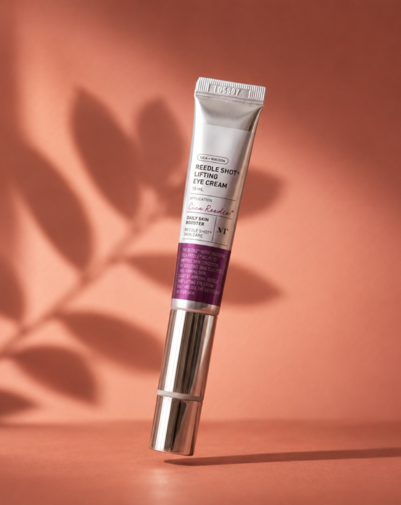 Esta crema para ojos con CICA REEDLE™, micropartículas 14 veces más finas que los poros, que estimulan delicadamente la piel para maximizar la absorción de colágeno, ácido hialurónico y péptidos, que reafirman, hidratan y reducen los signos del envejecimiento. La niacinamida combate las ojeras, y el aplicador metálico vibratorio potencia la eficacia para un efecto lifting, revitalizante y luminoso.