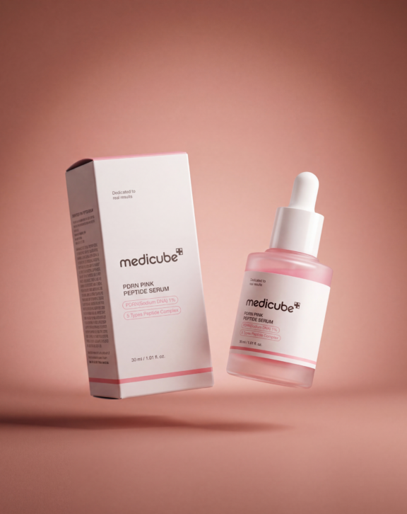 Serum ligero con “pink glow” que combina PDRN (ADN de salmón o rosa), una mezcla de 5 tipos de péptidos, niacinamida, coenzima Q10 y extracto de hoja de albahaca sagrada (holy basil). Mejora la luminosidad, la textura y la elasticidad, mientras calma y fortalece la barrera cutánea. Diseñado para un efecto glow instantáneo y renovador.