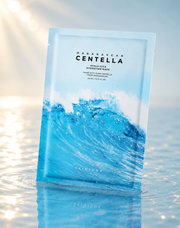 Una mascarilla de tela enriquecida con 8 tipos de ácido hialurónico, centella asiática y ceramida para hidratar profundamente, dar volumen y retener la humedad.
