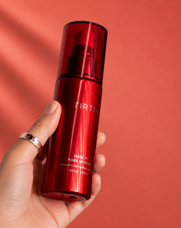 Descubrí el secreto para un maquillaje impecable durante todo el día con el fijador en spray Mask Fit Make Up Fixer de TIRTIR. Su innovadora fórmula liviana a base de agua, sin siliconas, sella y protege tu maquillaje hasta por 24 horas, brindando un acabado natural, duradero y radiante.