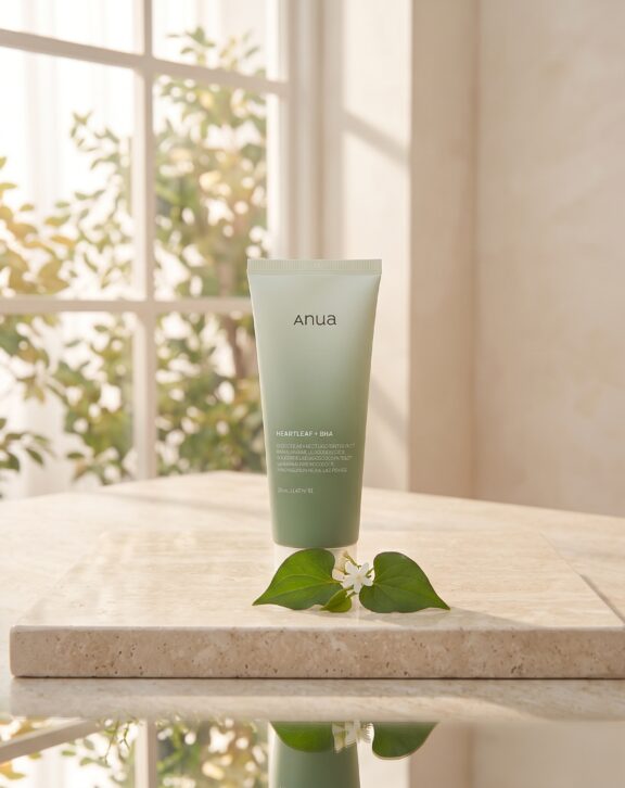 Renueva tu rutina de limpieza con el limpiador facial Anua Heartleaf Quercetinol Pore Deep Cleansing Foam. Diseñado especialmente para pieles mixtas, grasas o con tendencia a poros obstruidos, este limpiador genera una espuma densa y suave con microburbujas que remueve eficazmente las impurezas, el exceso de sebo y el maquillaje acumulado, manteniendo el pH equilibrado sin resecar ni irritar la piel. Enriquecido con polvo de Houttuynia Cordata (Heartleaf) y Quercetinol (extraído de la flor del Heartleaf), ofrece una acción antiinflamatoria y calmante intensiva que alivia rojeces, descongestiona los poros y previene la aparición de nuevos brotes.