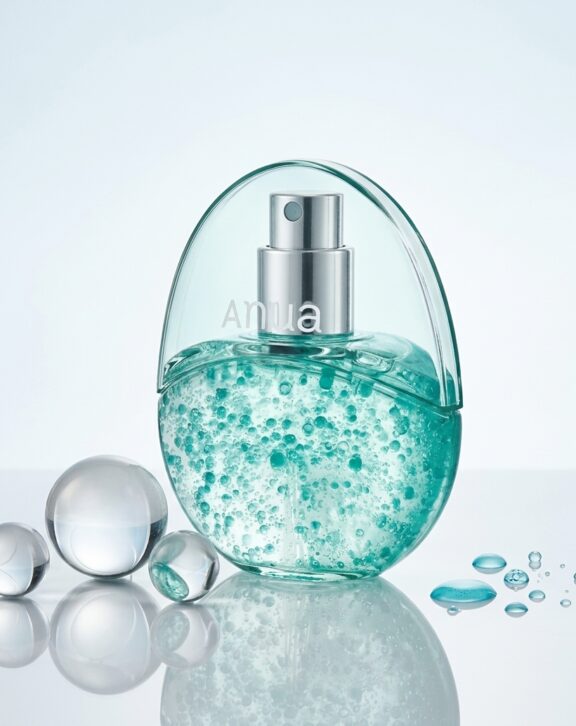 Bruma facial de la categoría Skin-Booster para tratamiento regenerador de rostro y cuello, formulada con PDRN y cápsulas de Ácido Hialurónico, que restaura la elasticidad y proporciona una hidratación profunda de forma inmediata, ideal para todo tipo de piel, especialmente pieles fatigadas o maduras. Muchos usuarios lo describen como un "suero en spray" por la densidad y riqueza de sus activos en comparación con brumas de agua convencional.