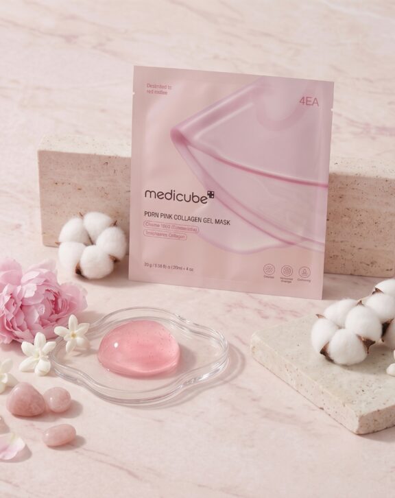 Medicube PDRN Pink Collagen Gel Mask es una mascarilla de hidrogel de tratamiento intensivo diseñada para rejuvenecer, reafirmar y devolver la luminosidad natural a la piel. Formulada con la avanzada tecnología de PDRN de Salmón y Colágeno de bajo peso molecular, esta máscara en gel se adhiere perfectamente al rostro permitiendo una absorción progresiva y profunda de los ingredientes activos a medida que el parche se vuelve transparente. Aporta una dosis concentrada de nutrición que ayuda a reparar la barrera cutánea, suavizar arrugas, mejorar la elasticidad y lograr el cotizado efecto "Glass Skin" jugoso, firme y revitalizado desde la primera aplicación.
