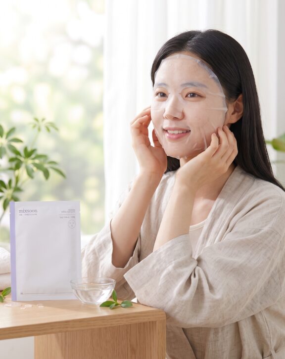 Mascarilla de tela revitalizante con Bifida Ferment Lysate y Lactobacillus Ferment, fermentos probióticos que ayudan a fortalecer la barrera cutánea y a que la piel esté menos reactiva frente al estrés externo. Su esencia, liviana y transparente, suma pantenol, alantoína e hialuronato de sodio para calmar, retener la humedad y dejar la piel más elástica y rellena. La lámina ultraadherente se ajusta al rostro sin moverse y entrega la esencia en profundidad. Es ideal como tratamiento de rescate para piel seca, cansada o debilitada.