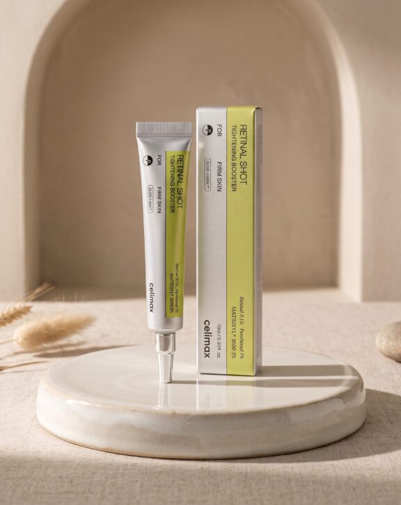 Booster antiedad de textura cremosa con retinal 0,1% nano encapsulado en liposomas, una forma de vitamina A que actúa más rápido que el retinol para estimular la renovación celular y el colágeno. Lo potencia Matrixyl 3000 (palmitoyl tripeptide-1 y palmitoyl tetrapeptide-7) y la tecnología A-Shot de micro espículas (hydrolyzed sponge), que mejora la penetración de los activos y genera un leve cosquilleo. La niacinamida, el pantenol y la adenosina acompañan el tratamiento hidratando y fortaleciendo la barrera. Ayuda a reafirmar, suavizar arrugas y afinar los poros.