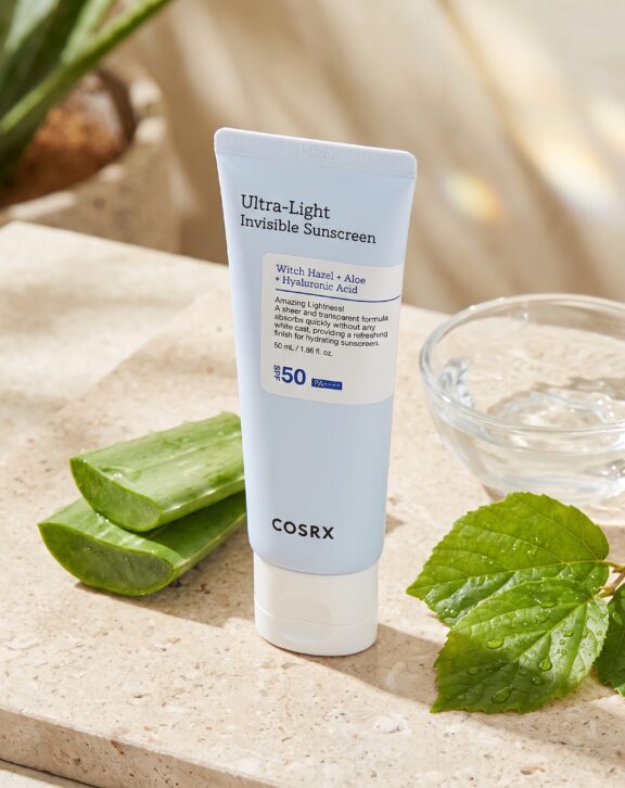 Protector solar facial de amplio espectro SPF50+ PA++++ con filtros químicos de nueva generación y textura ultraliviana que se funde en la piel sin dejar capa blanca ni sensación pegajosa. Su base de agua de hoja de aloe y agua de hamamelis hidrata y calma la piel expuesta al sol, mientras la niacinamida ayuda a controlar el sebo y a unificar el tono. Suma tocoferol (vitamina E), adenosina e hialuronato de sodio para proteger y mantener la hidratación. Acabado invisible, ideal para usar a diario y bajo el maquillaje.