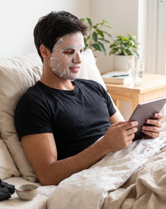 Mascarilla de tela de algodón embebida en una esencia purificante con carbón, conocido por su capacidad para absorber impurezas y el exceso de sebo. Ayuda a limpiar los poros, reducir el brillo y dejar la piel más fresca y equilibrada, sin la sensación tirante de una mascarilla de arcilla. La esencia se absorbe rápido y deja un acabado fresco, no graso.