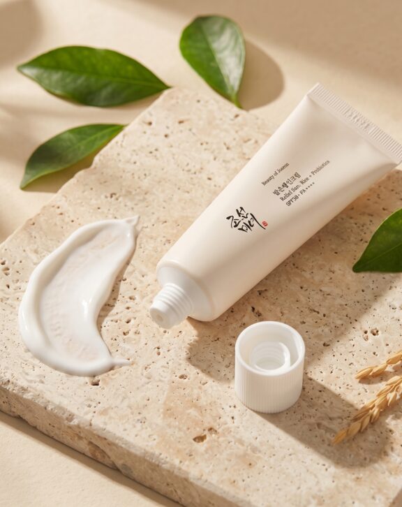 El protector solar más icónico de Beauty of Joseon: alta protección SPF50+ PA++++ con filtros orgánicos de nueva generación (Uvinul A Plus, Uvinul T 150, Tinosorb M y Uvasorb HEB) en una base con 30% de extracto de arroz, niacinamida y un complejo de fermentos de granos (arroz, soja y calabaza). Su textura cremosa pero liviana se siente como una crema hidratante: se absorbe rápido, no es pegajosa y no deja residuo blanco. Deja un acabado natural luminoso y funciona muy bien debajo del maquillaje.