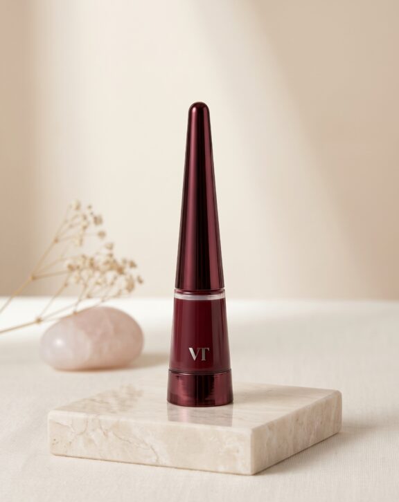 Voluminizador de labios de la categoría de tratamiento y maquillaje híbrido para el tipo de tratamiento reafirmante y ultra hidratante en la zona de los labios. Formulado con tecnología Cica Reedle (micro-agujas naturales), Ácido Hialurónico y Aceite de Jojoba, ofrece el beneficio visible de unos labios más carnosos, definidos y con un brillo cristalino de forma inmediata. Diseñado para todo tipo de piel, ideal para quienes buscan el efecto de un procedimiento estético con la suavidad de un gloss nutritivo.