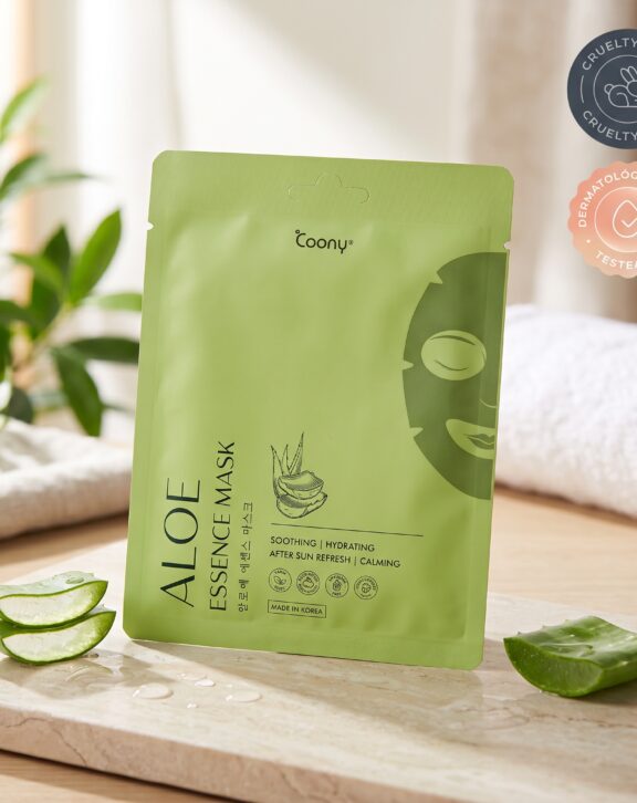 Mascarilla de tela de algodón embebida en una esencia refrescante con aloe vera, un clásico calmante que hidrata y alivia la sensación de tirantez y ardor. Es ideal para la piel sensible, deshidratada o después de la exposición al sol, cuando la piel necesita frescura y confort inmediato. La esencia es liviana, se absorbe rápido y deja la piel suave, calmada y luminosa.